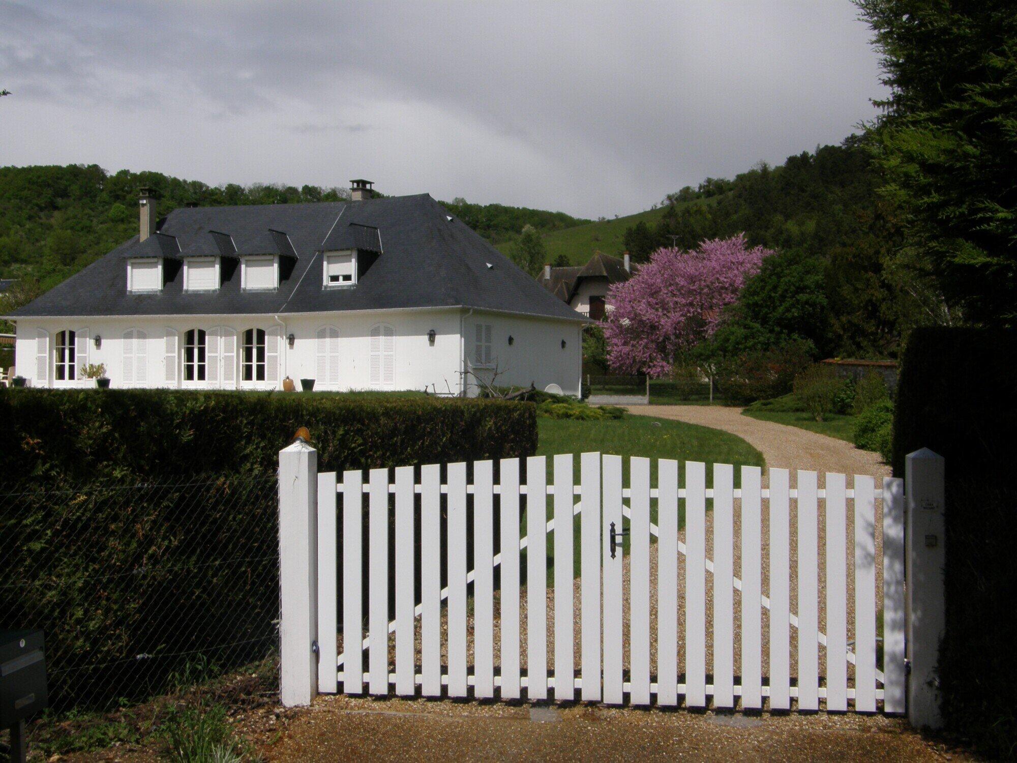 vinyl fence and gate